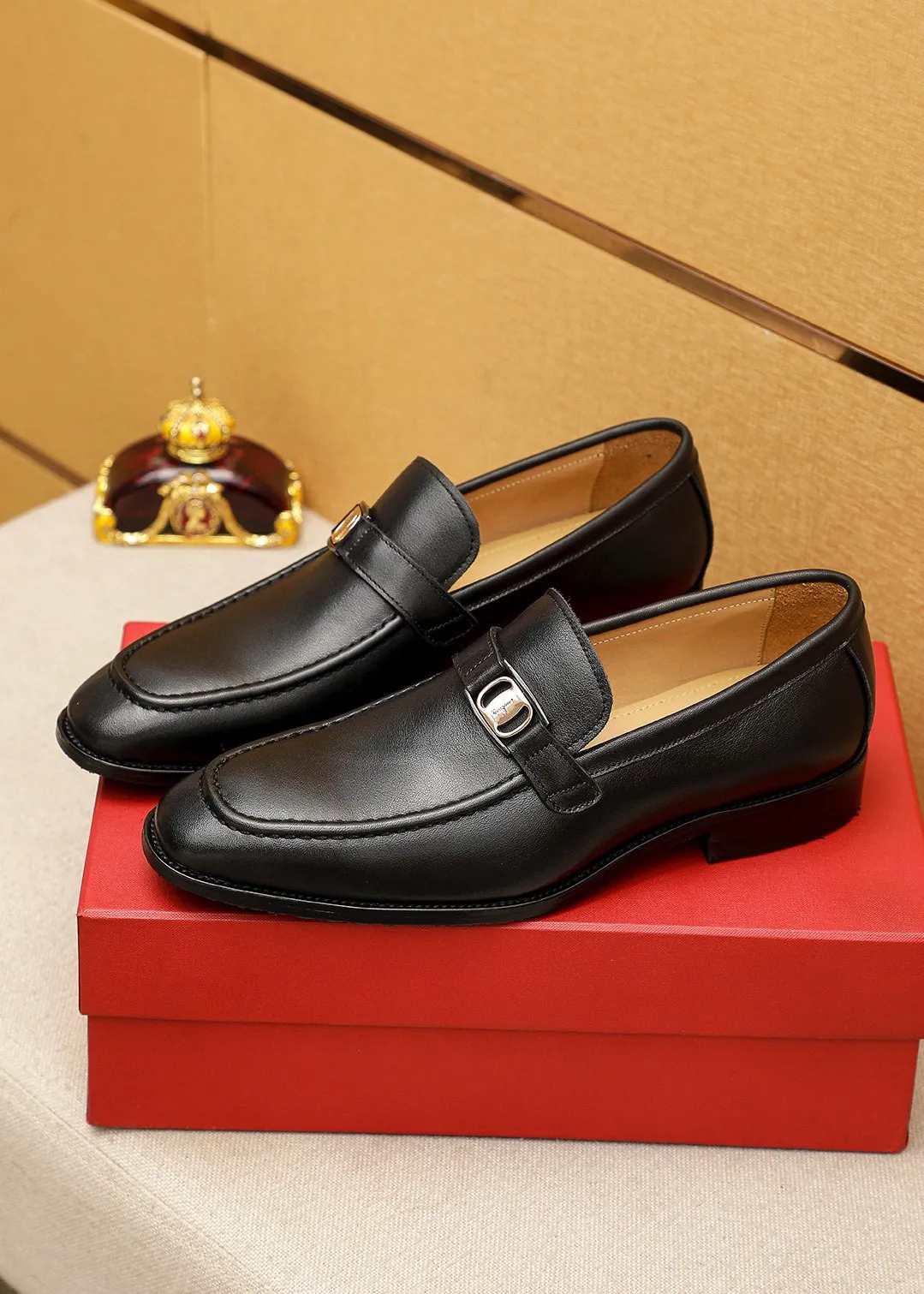 Men's shoes 💰460 💐 Product trademark: Ferragamo "Ferragamo" casual leather shoes Regular size: 38-44 (45.46🉑️customized) Product materials: Selected imported first-layer calfskin upper + luxury hardware buckle, imported water-dyed cowhide leather lining. Strong three-dimensional visual effect, original outsole color: 2⃣️seed leather materials optional
